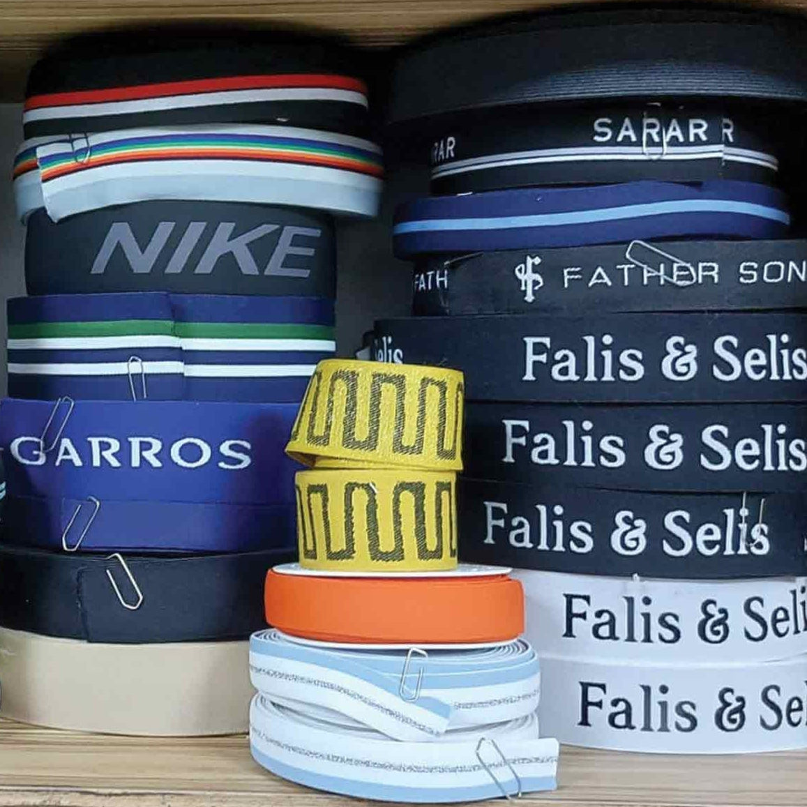 Collection of branded shoe laces including Nike, Garros, Father Son, Falis & Selis, and others.
